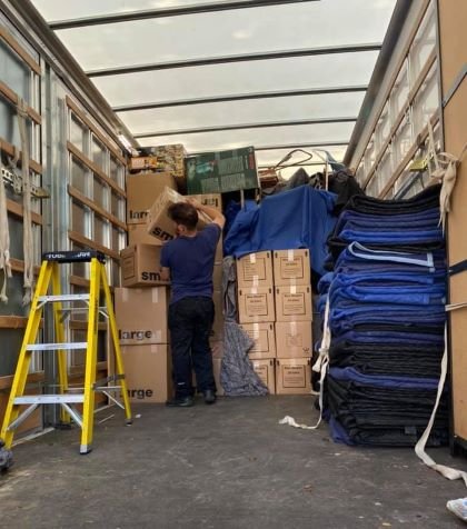 Loading a removal vehicle